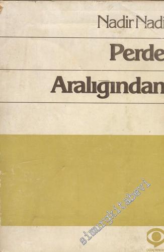 Perde Aralığından -